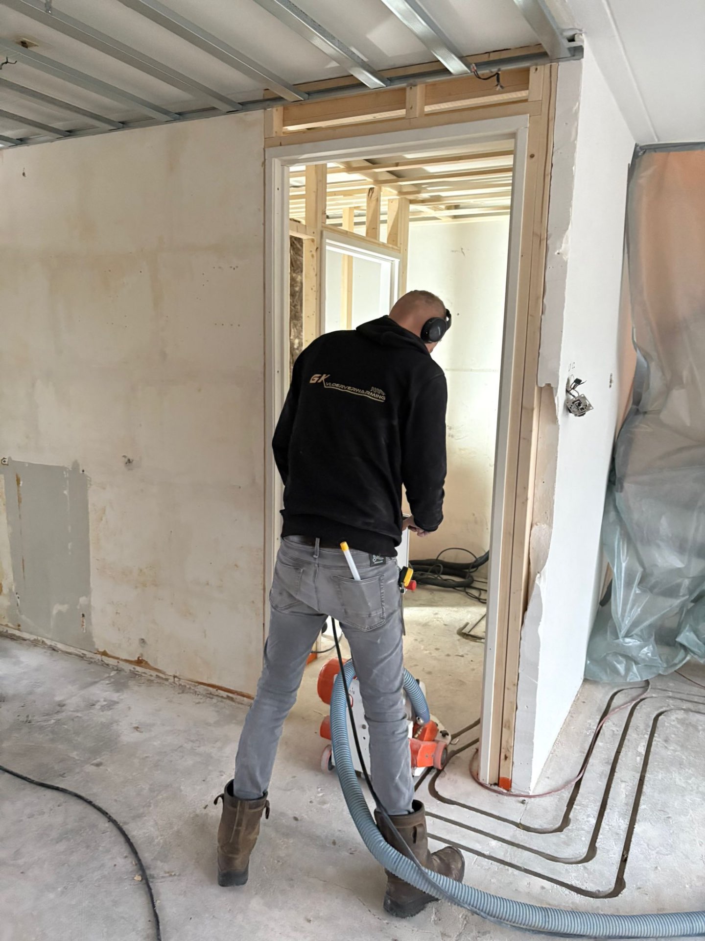 GK Vloerverwarming aan het werk in renovatieproject
