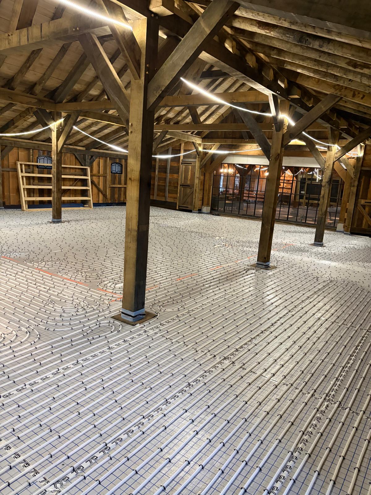 Vloerverwarming leidingen in monumentale schuur