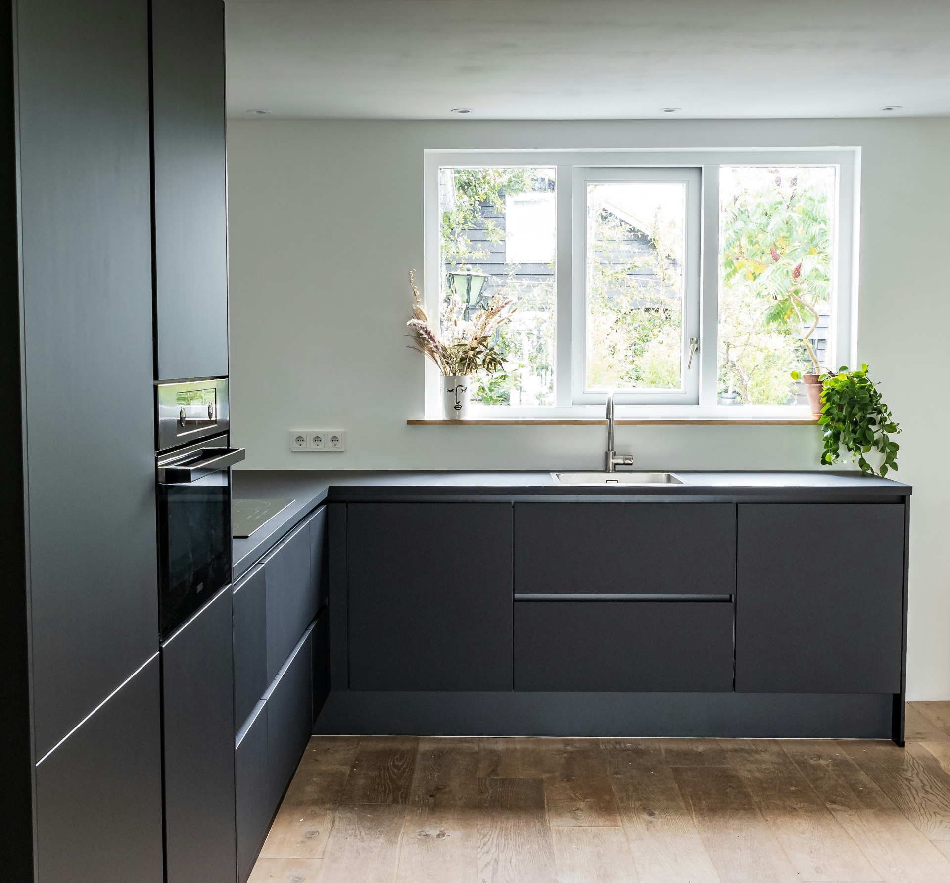 Moderne keuken met vloerverwarming onder houten vloer